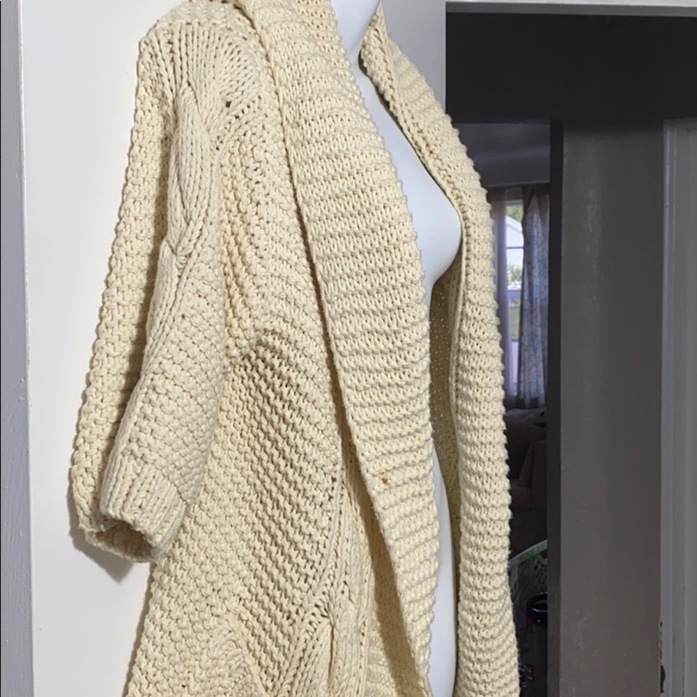 A knitted sweater/cardigan